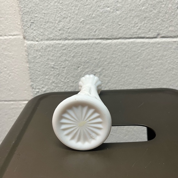 Elegant White Ceramic Vase - Picture 2 of 4